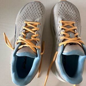 Size 6.5 Altra Via Olympus running shoes. Excellent barely used condition.